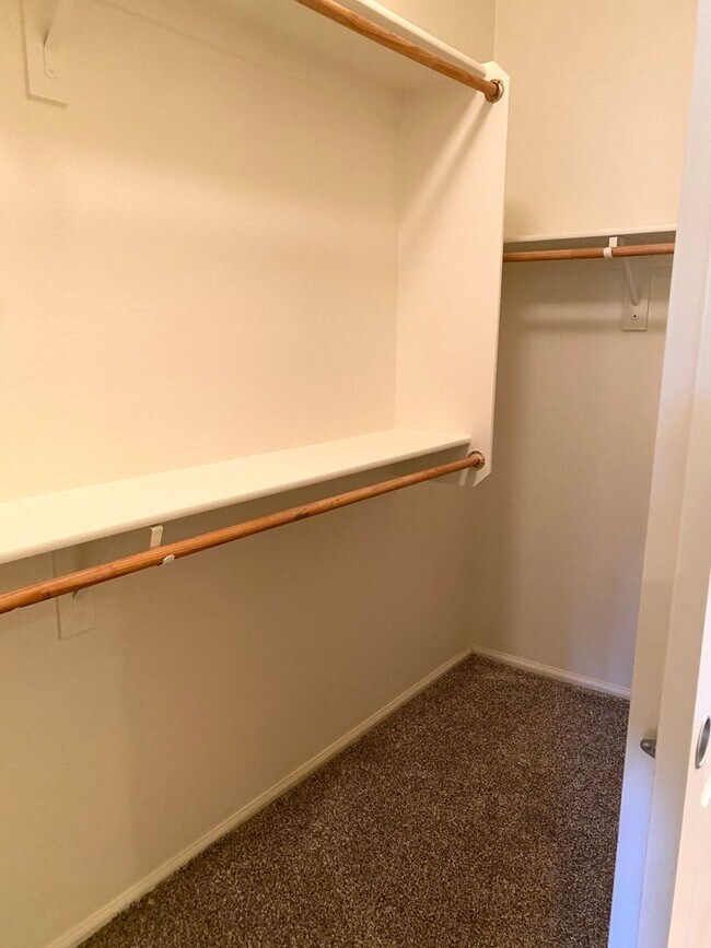 Building Photo - **BEAUTIFUL 3BEDROOM/2BATHROOM HOME LOCATE...