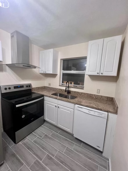 Building Photo - 5645 Central Ave