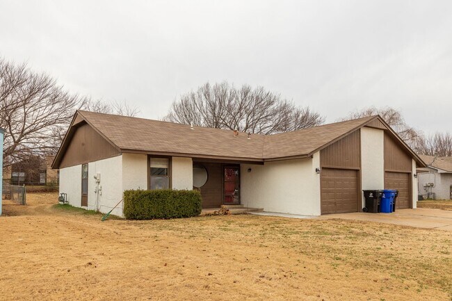Building Photo - 4902 S Gum Ave