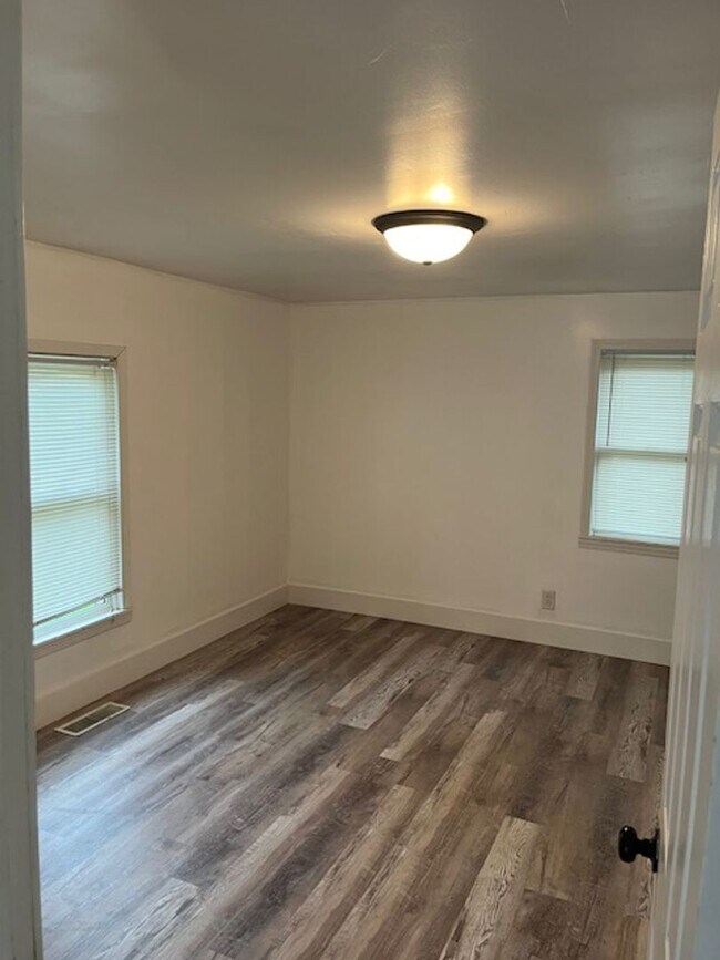 Building Photo - Charming 2-Bedroom Home Near Switchyard Park – Available August!