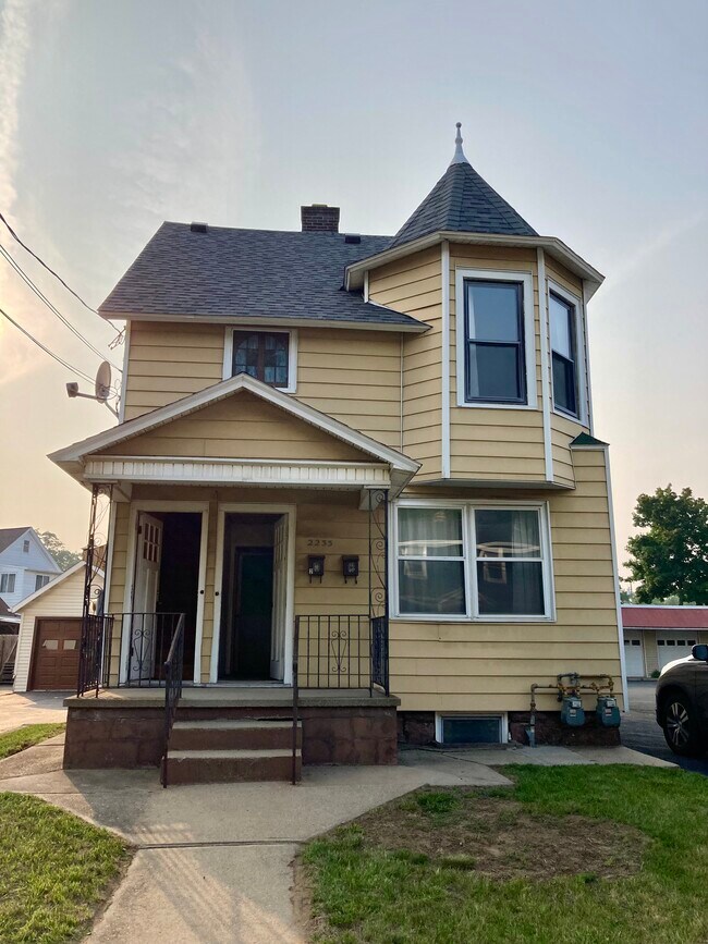 Primary Photo - 2233 Guilderland Ave