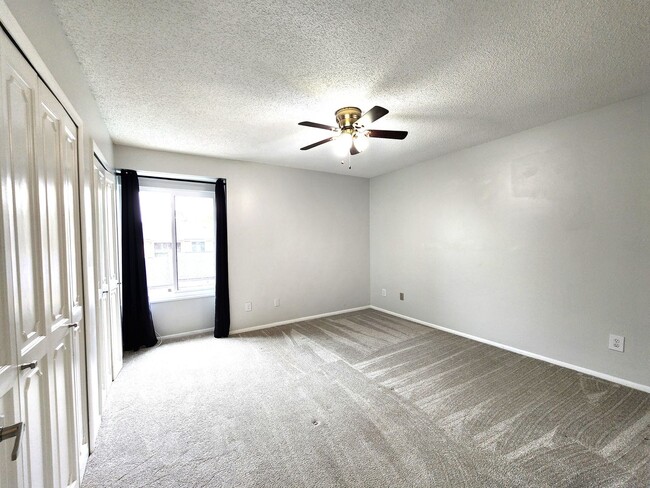 Building Photo - Second Floor Unit; Gated; Balcony; Pool; W...