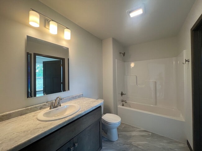 Building Photo - 1610 Eastside Cir