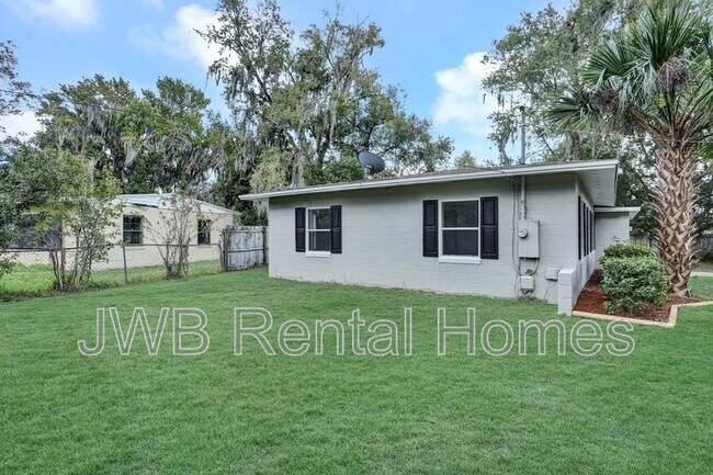 Building Photo - 6003 Commodore Dr