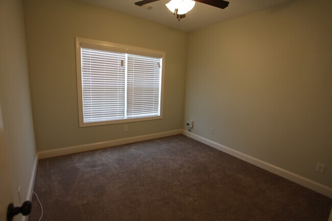 Building Photo - 3Bed/2bath Residential House off of Runningvine!!!