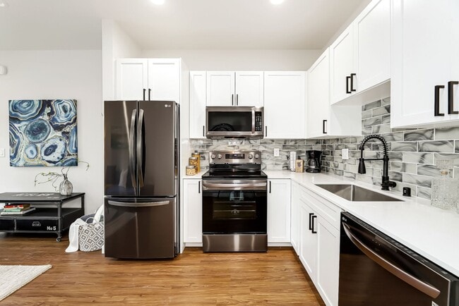 Building Photo - Madrona Townhouse