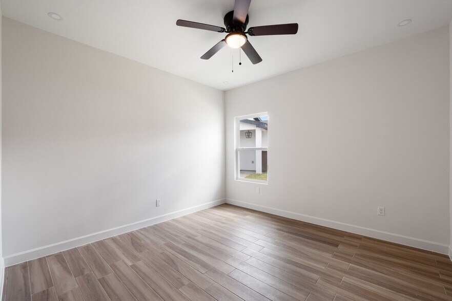 Master Bedroom W Restroom - 3601 Hidalgo Cir