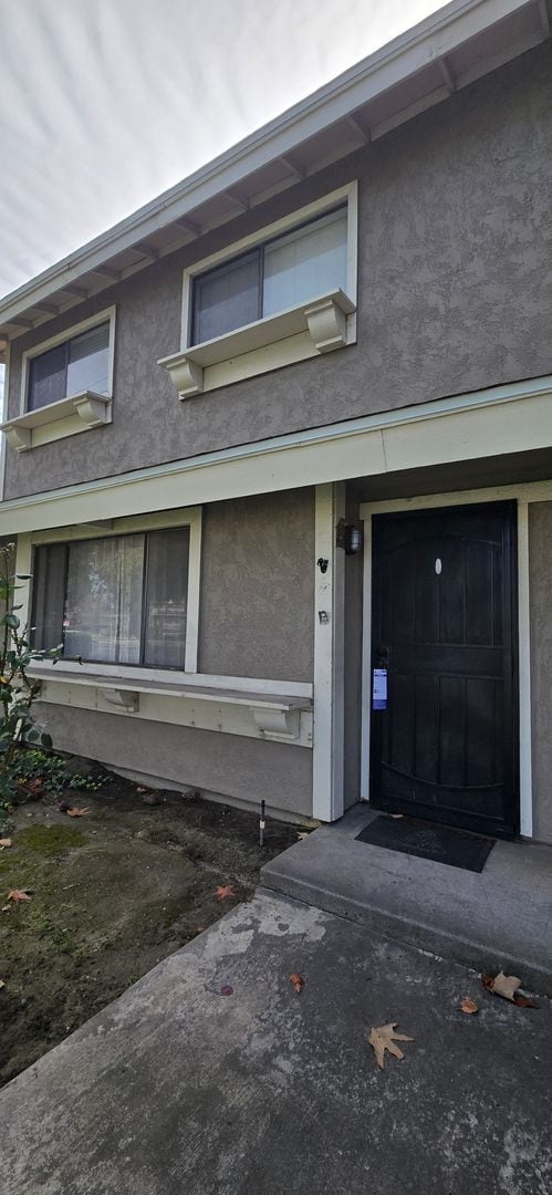 Building Photo - Beautifully Maintained & Convenient Townhome