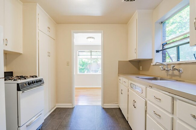 Building Photo - Boylston Court - 1 bedroom