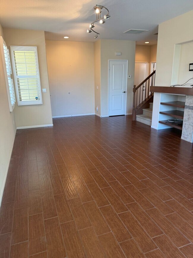Building Photo - Stunning 2-Bedroom Townhome! Garage! AC!