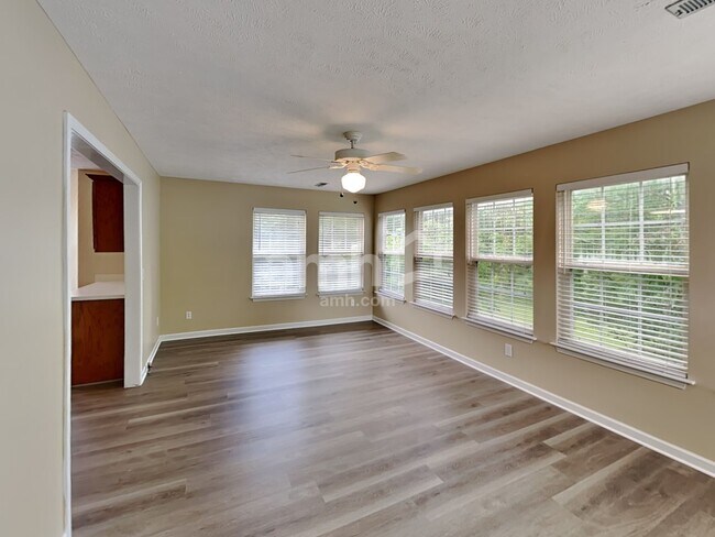 Building Photo - 3744 Henricks Hill Dr