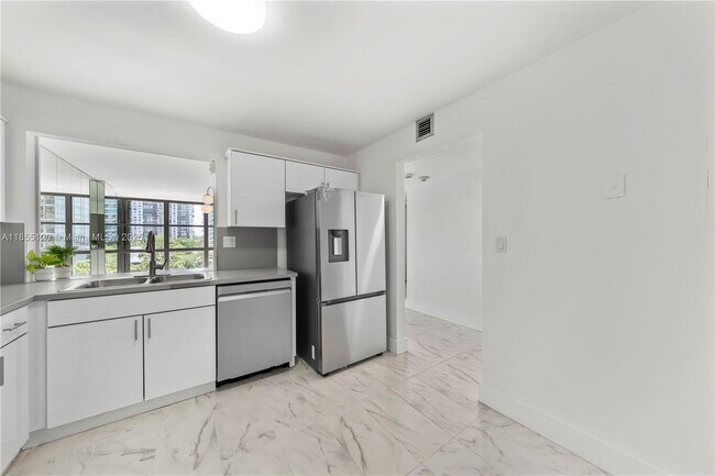 Building Photo - 1925 Brickell Ave