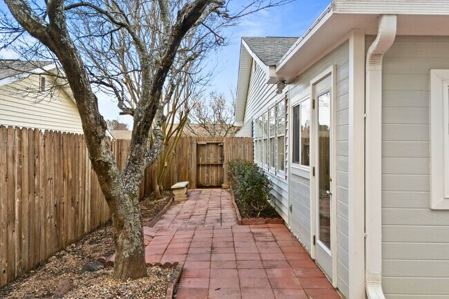 Building Photo - 2107 Hamilton Pl S