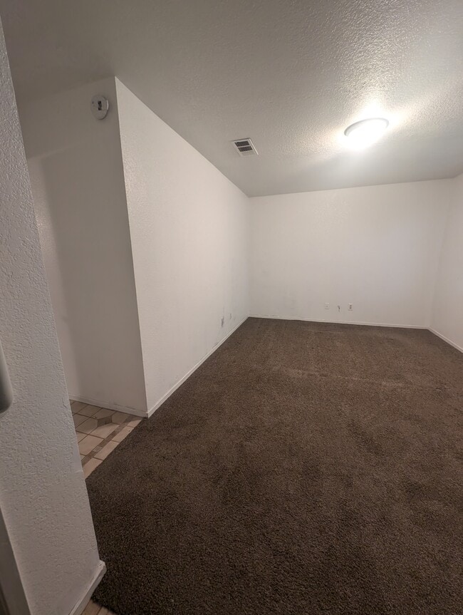 Building Photo - 955 E Amber Ave