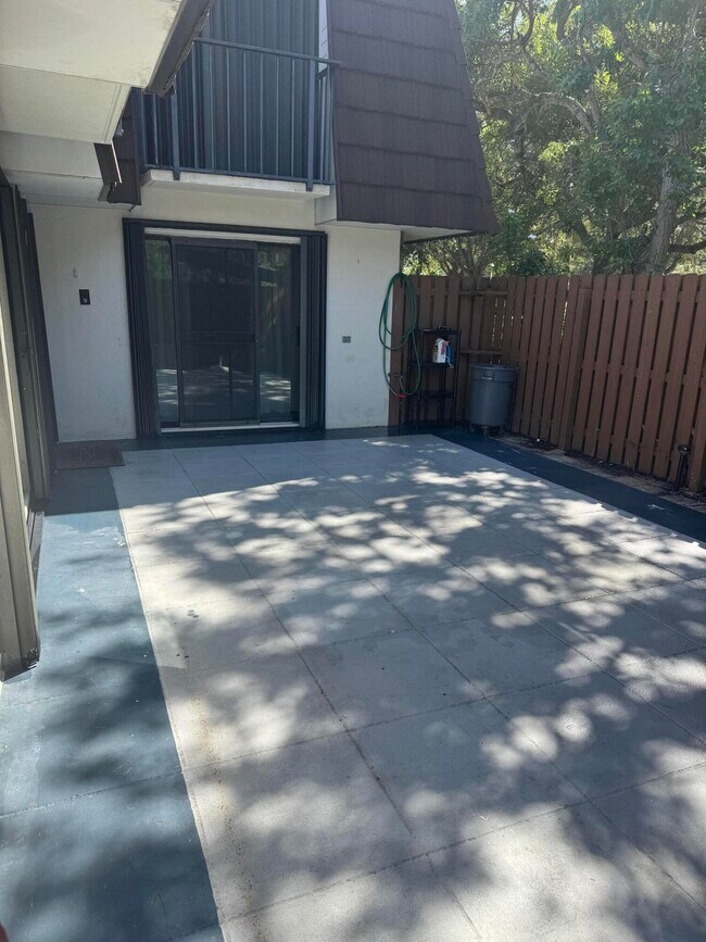 Building Photo - 6111 SE Riverboat Dr