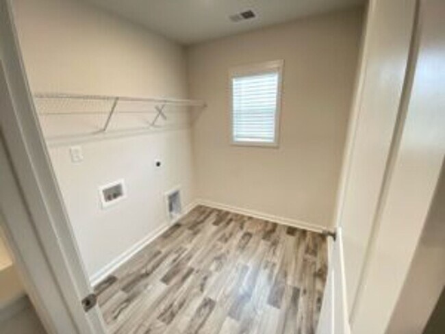Building Photo - Like New in Longview!