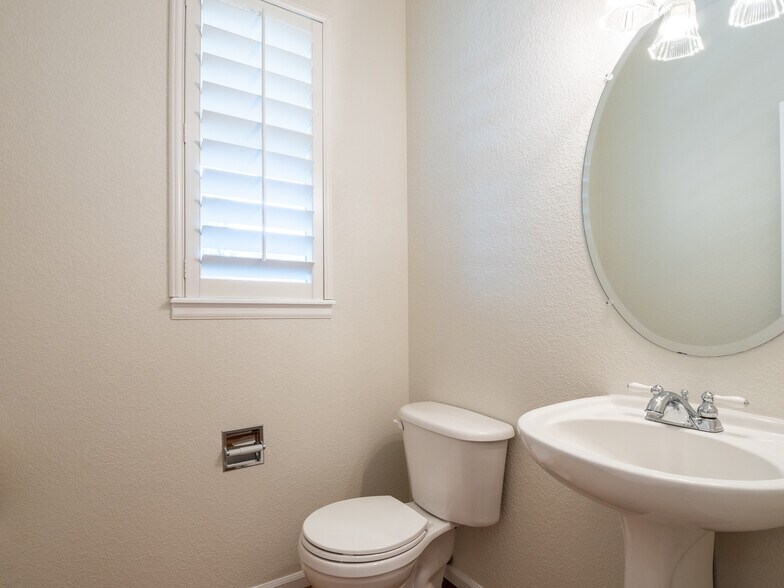 Building Photo - 5162 Cinquefoil Ln