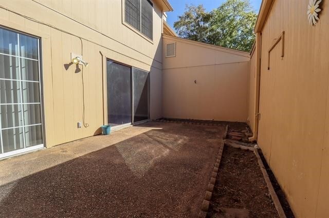 Building Photo - 5725 Townhouse Ln