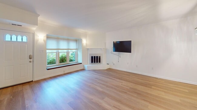 Building Photo - Rare Secluded Two Bedroom Arlington Townho...