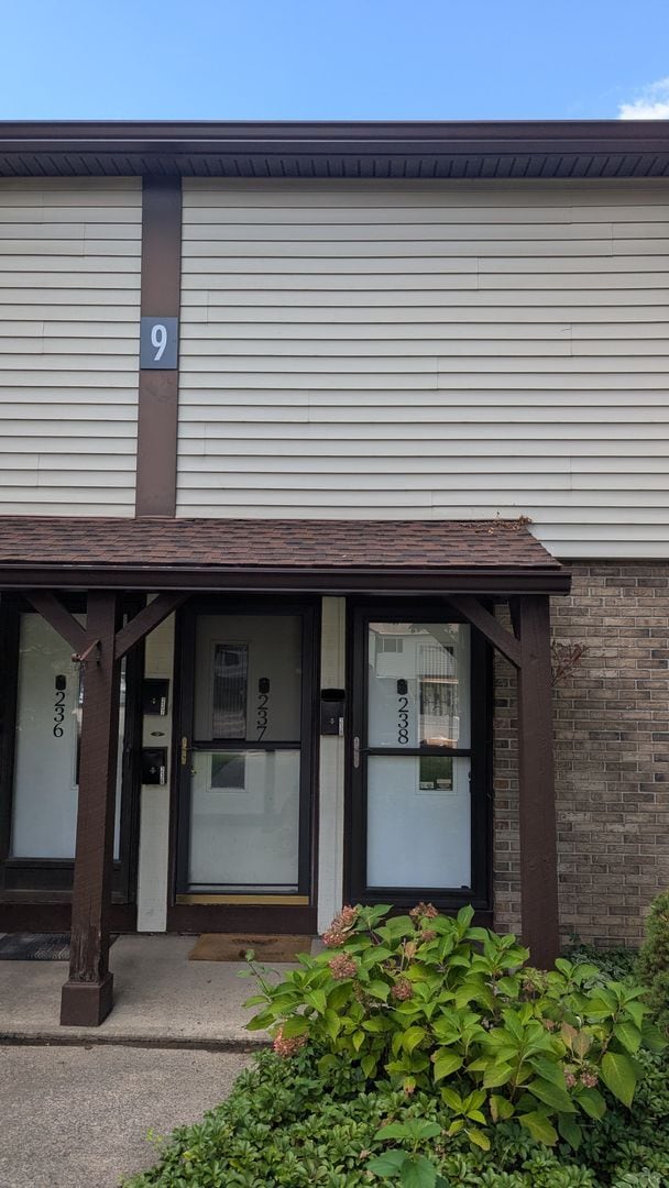 Building Photo - Recently renovated 1st floor condo for ren...