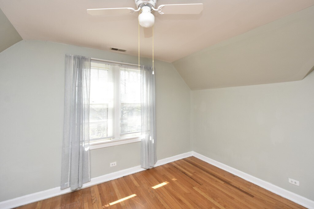 Building Photo - 3055 N Racine Ave