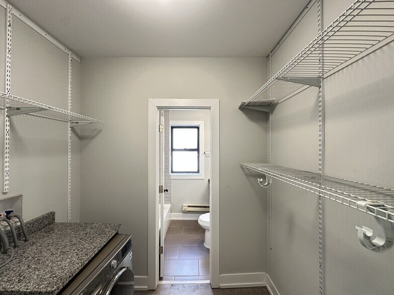 Building Photo - 722 W Brompton Ave