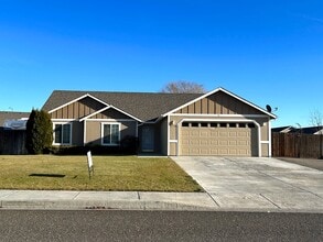 Building Photo - Spacious Rambler in West Richland