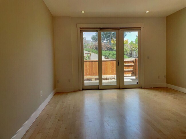 Building Photo - Modern 2 Bed, 1.5 Bath + Parking - Alamo S...