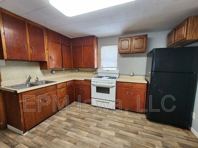 Building Photo - 403 9th Ave SW