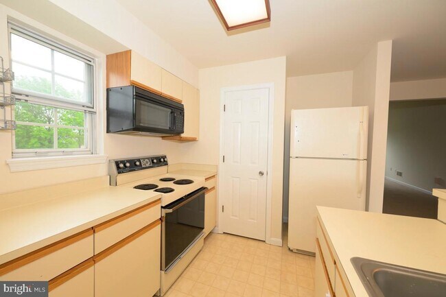Building Photo - 208 Kelly Ct