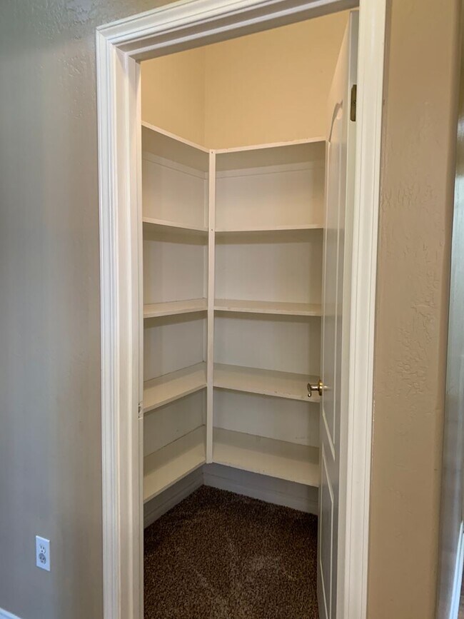 Building Photo - River Oaks Area Stockdale Highway & Buena Vista 93311 4+2 $2600