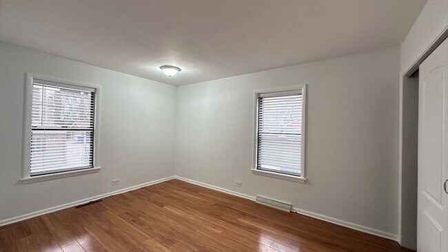 Building Photo - 2745 W Berwyn Ave