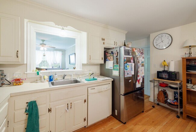 Building Photo - Beautiful Single-Level Home with In-Law Suite and Expansive Yard ***Available Early August 2026***