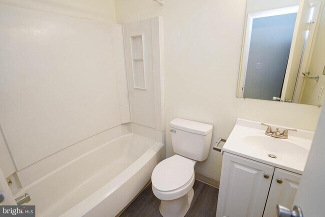 Building Photo - 802 College Ln