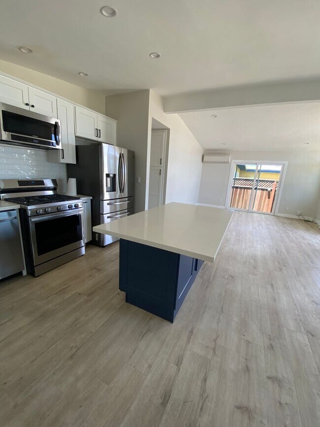 Building Photo - Renovated Beach house just a few blocks fr...