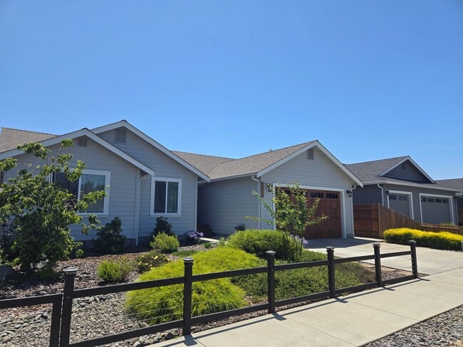 Building Photo - Recently constructed McKinleyville home fe...