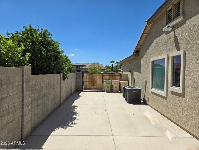 Building Photo - 8414 W Northview Ave