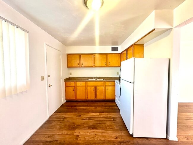 Building Photo - $400 Off Move In Special! Spacious 1 Bedroom with Hard Wood Flooring! Community Laundry and Off S...