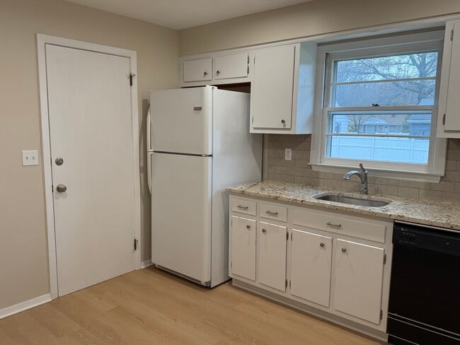 Building Photo - 60 Red Coach Dr