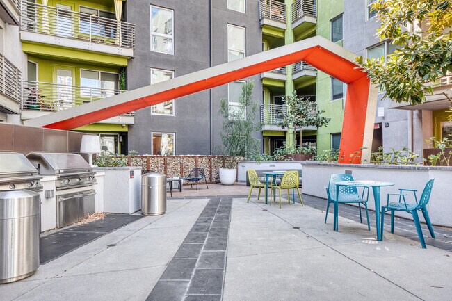 Building Photo - 200 S Los Angeles St