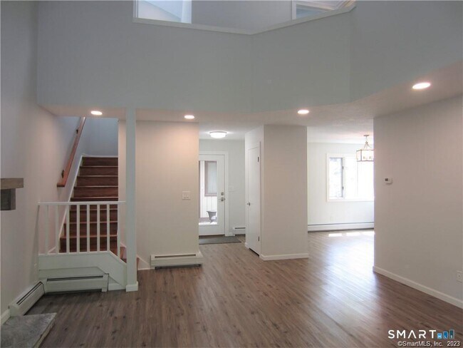 Building Photo - 8 Staunton Ct