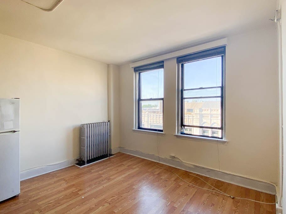 Building Photo - 3335 W Diversey Ave