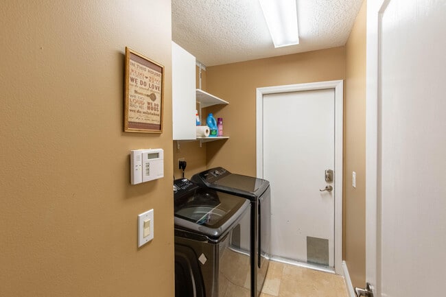 Building Photo - 10746 Oak Bend Way