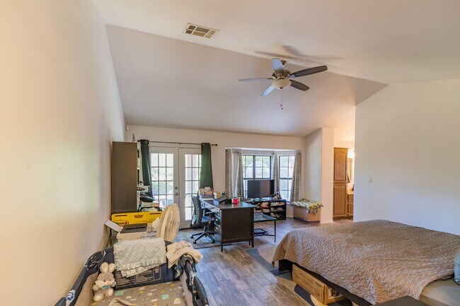Building Photo - Beautiful Home in the Golf Course Area