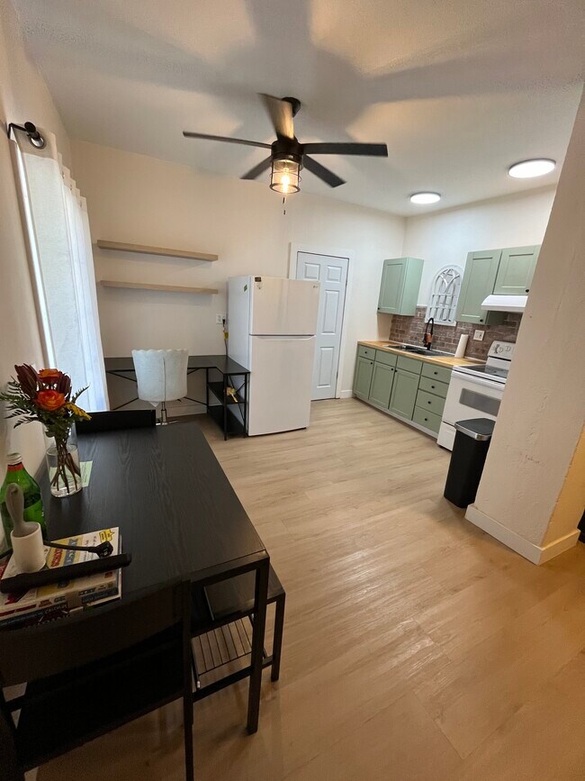 Dining room - 230 N 700 W