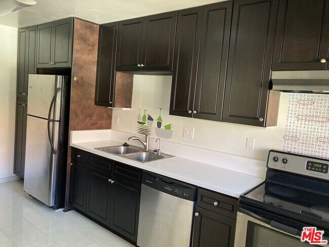 Building Photo - 1033 6th St