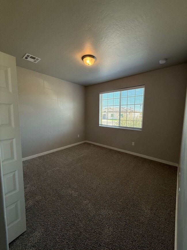 Building Photo - Modern 3 Bed, 2 Bath Home