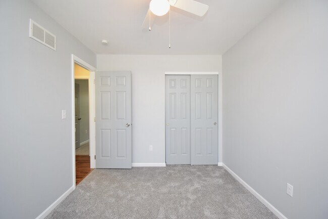 Building Photo - 647 Regent Rd