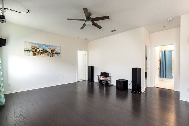 Building Photo - AMAZING 2 STORY HOME AVAILABLE AND BEAUTIFUL!