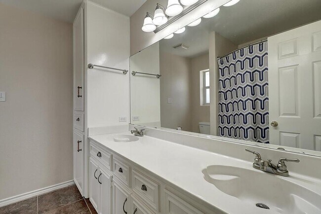 Building Photo - 14905 Dasmarinas Dr